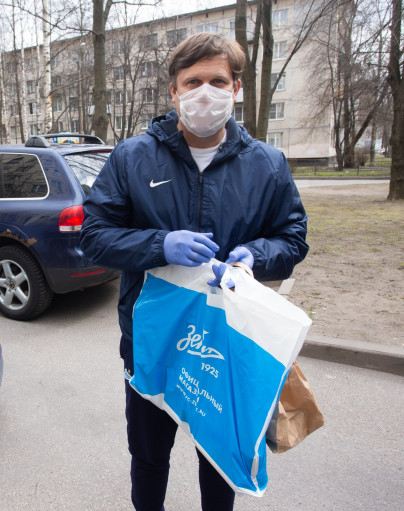 Владислав Радимов работает курьером бесплатной доставки продуктов ветеранам «Зенита»