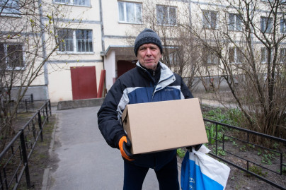 Владислав Радимов работает курьером бесплатной доставки продуктов ветеранам «Зенита»