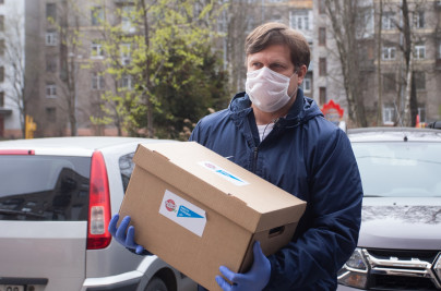 Владислав Радимов работает курьером бесплатной доставки продуктов ветеранам «Зенита»
