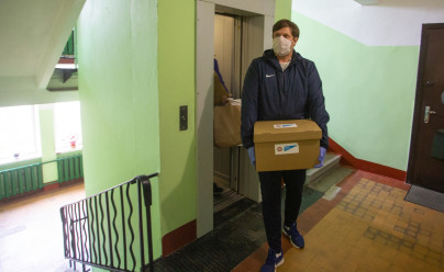 Владислав Радимов работает курьером бесплатной доставки продуктов ветеранам «Зенита»