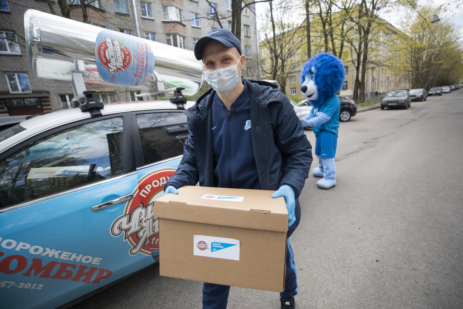 Валерий Цветков и Синегривый лев доставили продукты ветеранам клуба