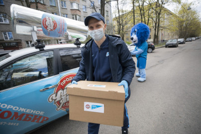 Валерий Цветков и Синегривый лев доставили продукты ветеранам клуба