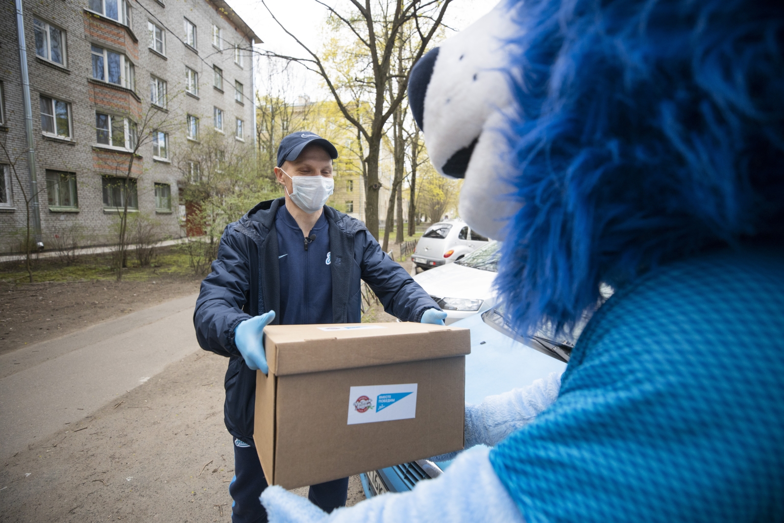 Валерий Цветков и Синегривый лев доставили продукты ветеранам клуба