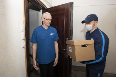 Валерий Цветков и Синегривый лев доставили продукты ветеранам клуба