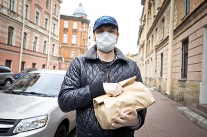 Алексей Игонин и Синегривый лев доставили продукты болельщикам «Зенита»