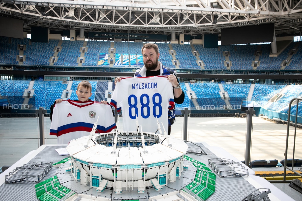 Презентация гигантской модели стадиона из конструктора Лего