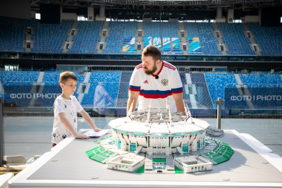 Презентация гигантской модели стадиона из конструктора Лего