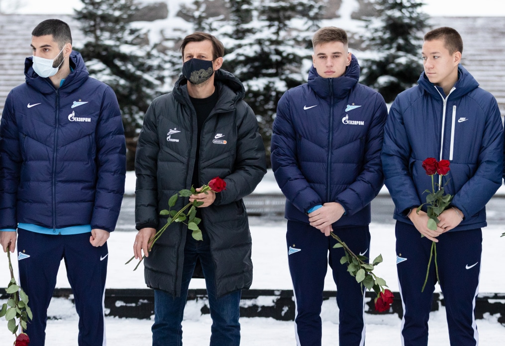Основной состав «Зенита» и команда «Зенит»-2 возложили цветы к Монументу героическим защитникам Ленинграда