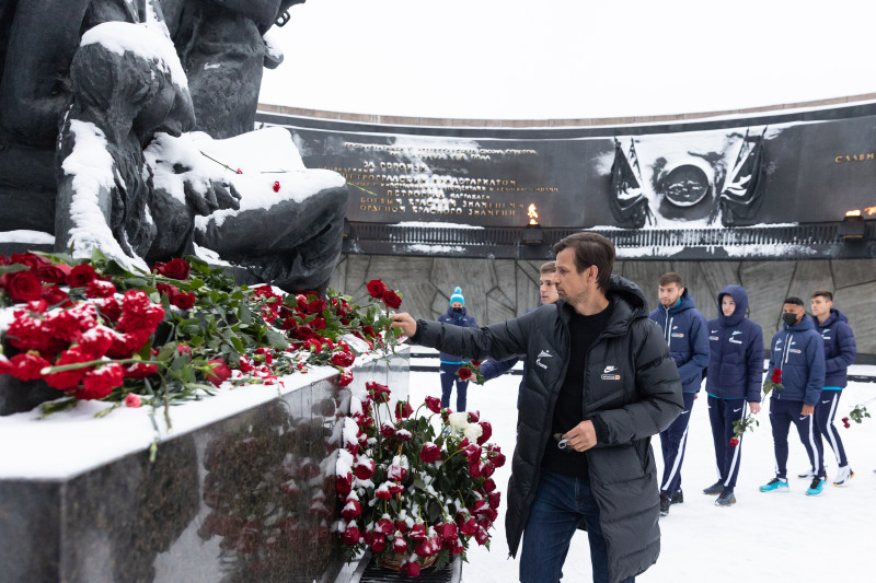 Возложение цветов к мемориалу Героическим защитникам Ленинграда основной команды и Зенит-2.