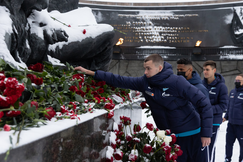 Возложение цветов к мемориалу Героическим защитникам Ленинграда основной команды и Зенит-2.