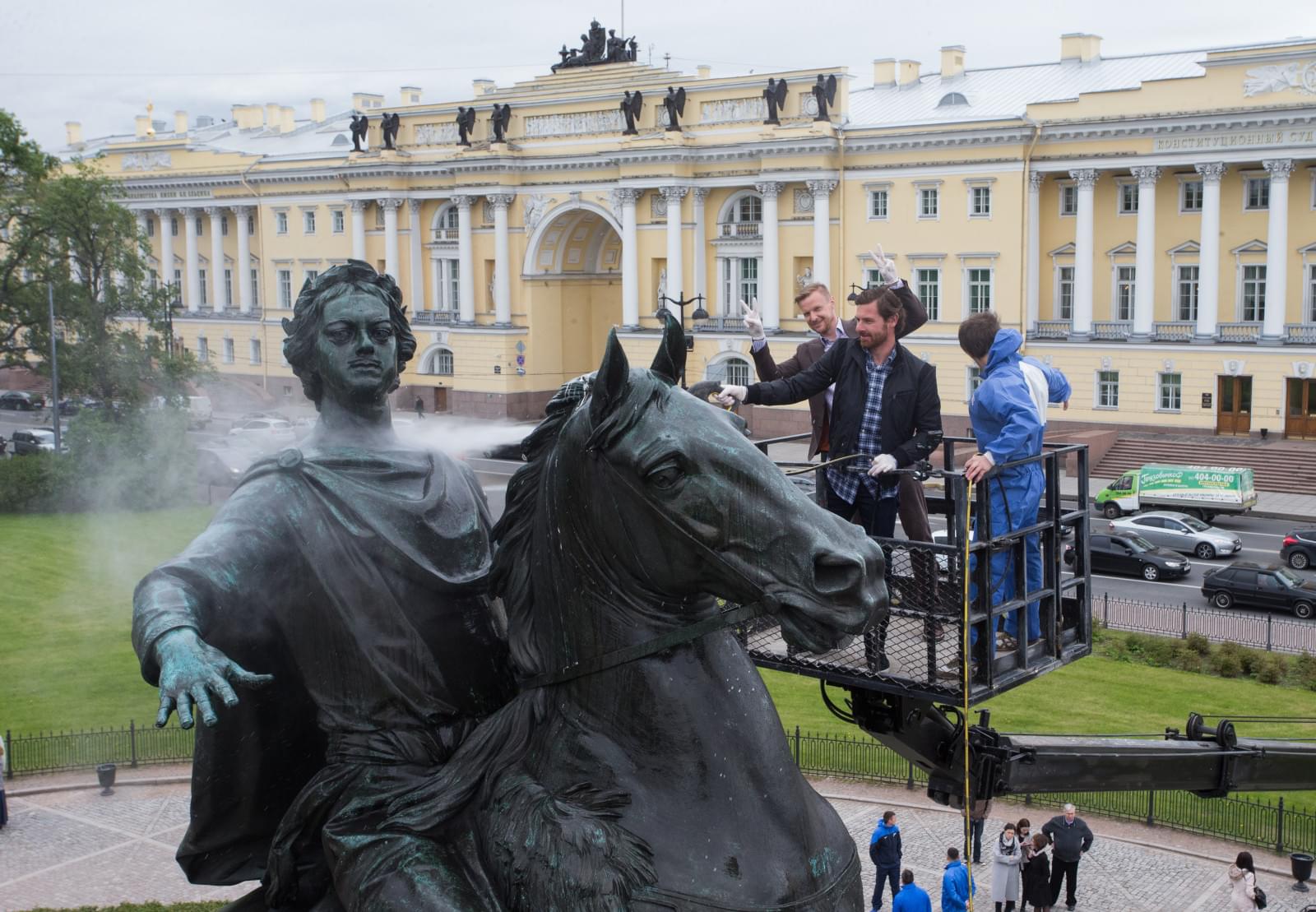 Андре Виллаш-Боаш и Вячеслав Малафеев помыли Медного всадника