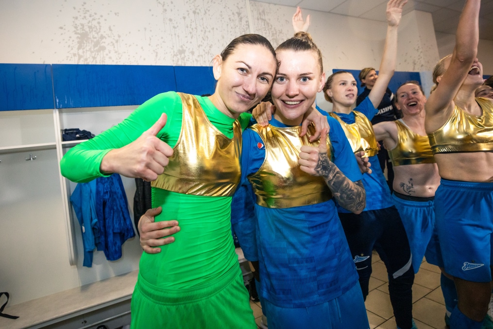 Команда в раздевалке празднует победу в Суперлиге 2022