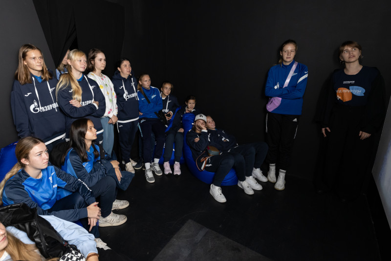 Футболистки «Зенита» U-16 посетили выставку «Ход природы»