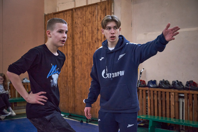 Мастер-класс футболистов молодежной команды«Зенит» в школе 69