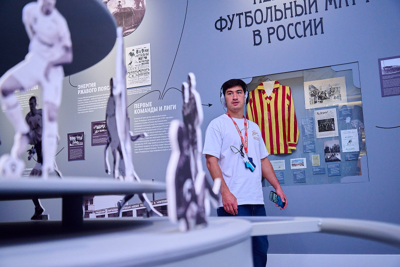 Дмитрий Бивол на выставке «Зенит. Петербург. 100 лет вместе» в Севкабель Порту