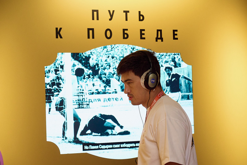 Дмитрий Бивол на выставке «Зенит. Петербург. 100 лет вместе» в Севкабель Порту