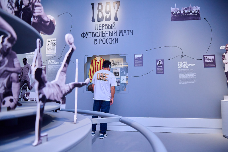 Дмитрий Бивол на выставке «Зенит. Петербург. 100 лет вместе» в Севкабель Порту