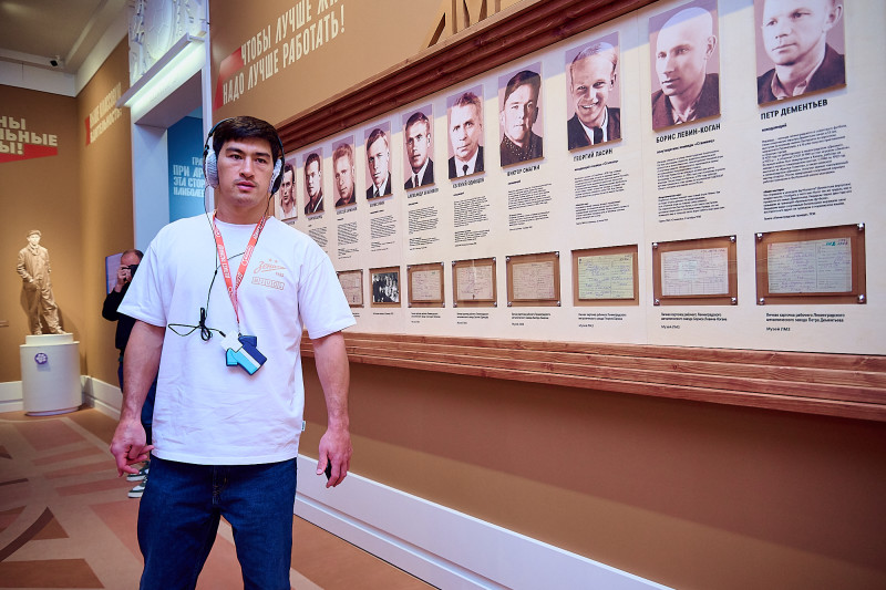Дмитрий Бивол на выставке «Зенит. Петербург. 100 лет вместе» в Севкабель Порту