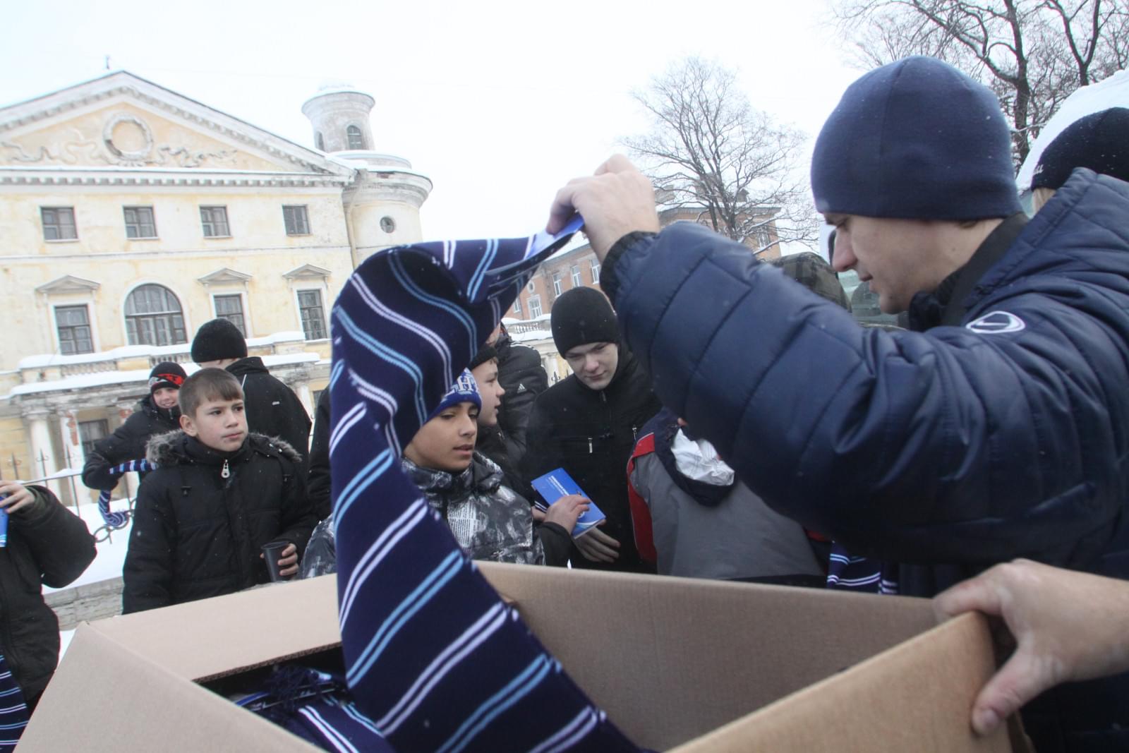 Повязка шарфов питерским львам