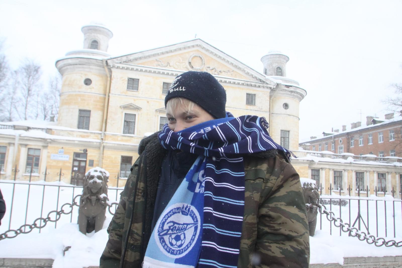 Повязка шарфов питерским львам