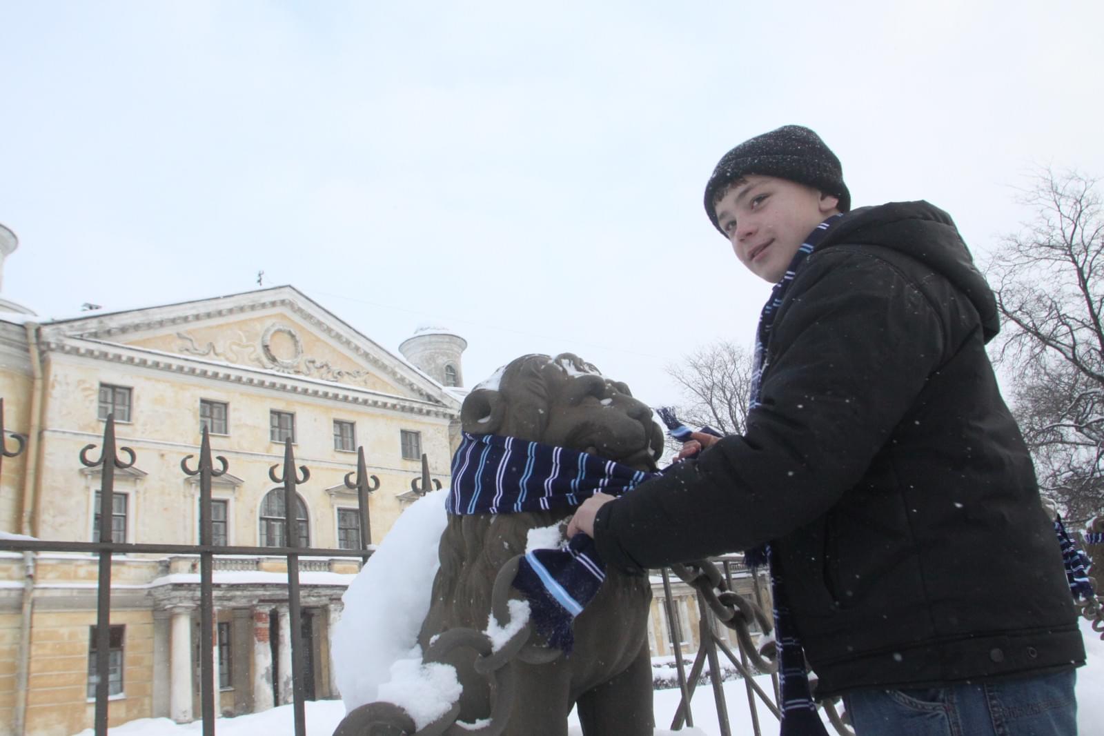 Повязка шарфов питерским львам