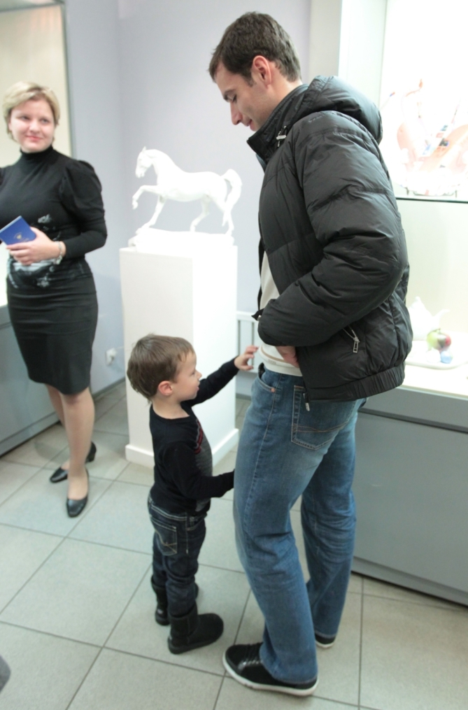 Широков расписал фигурку пингвина для благотворительного аукциона
