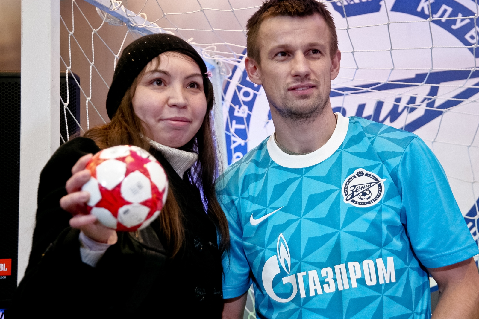 Автограф-сессия игроков ФК «Зенит» в магазине М.Видео