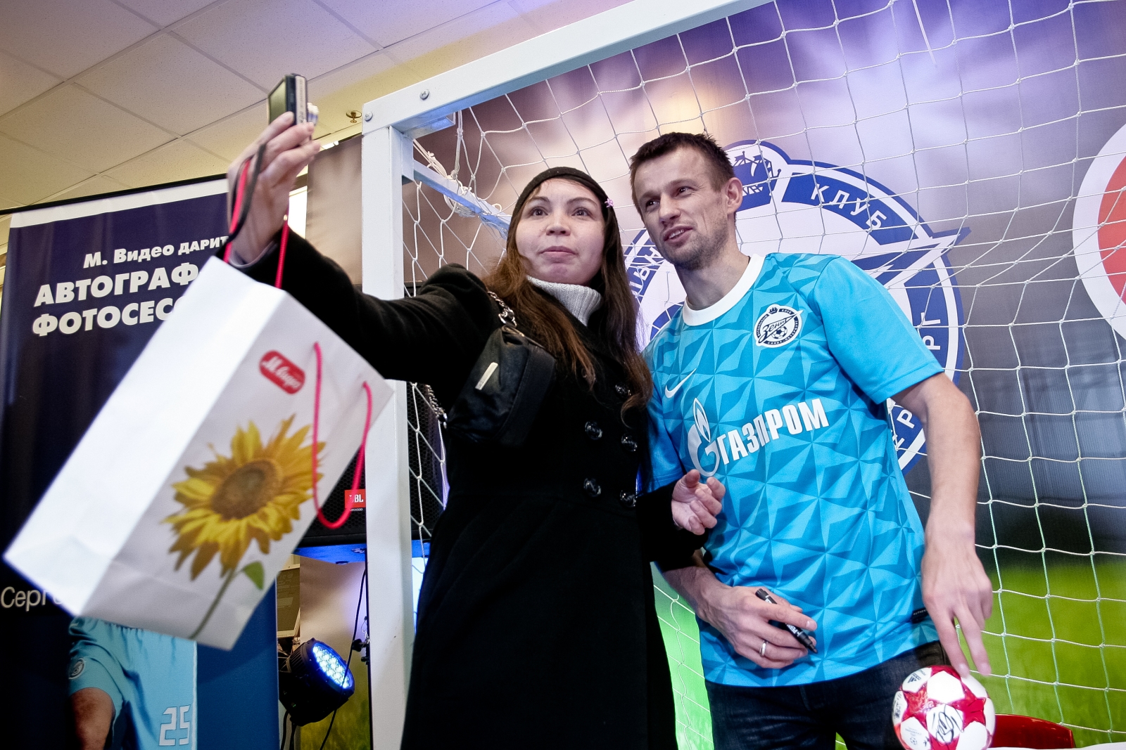 Автограф-сессия игроков ФК «Зенит» в магазине М.Видео