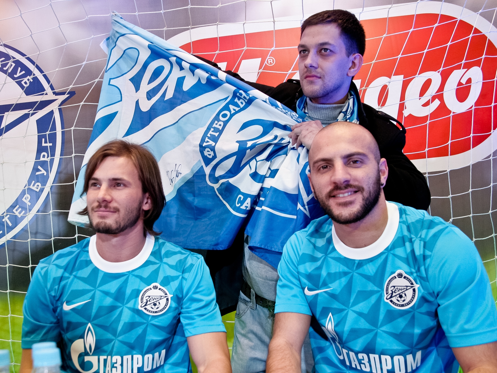 Автограф-сессия игроков ФК «Зенит» в магазине М.Видео