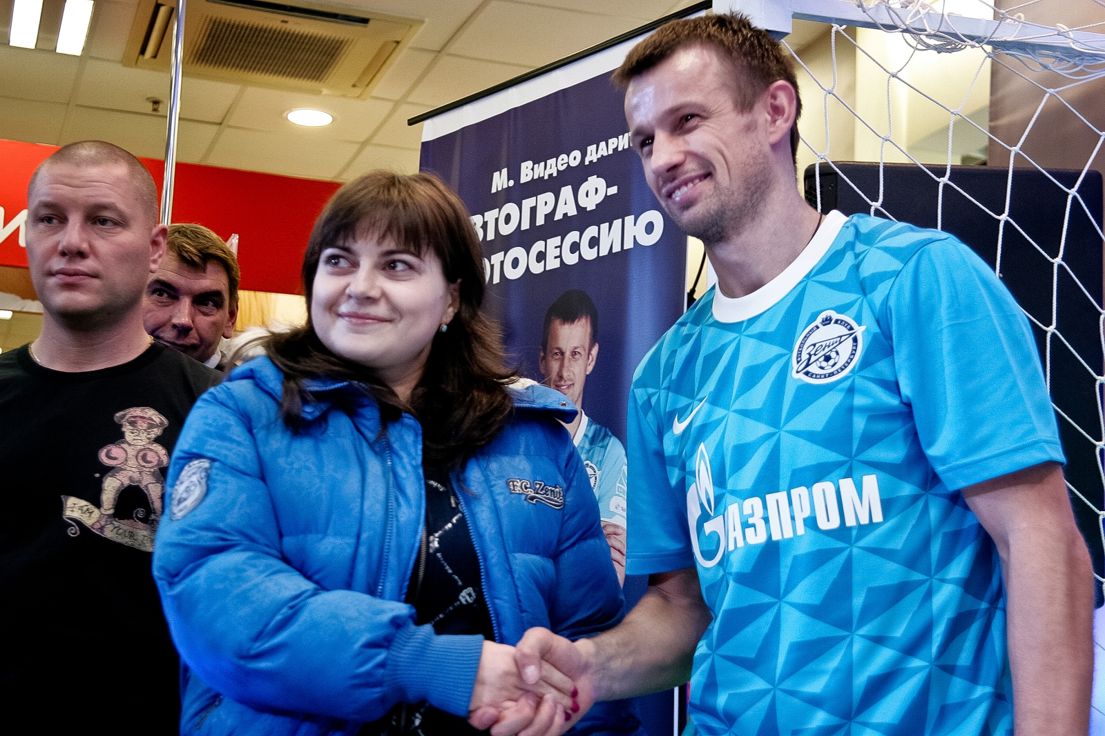 Автограф-сессия игроков ФК «Зенит» в магазине М.Видео