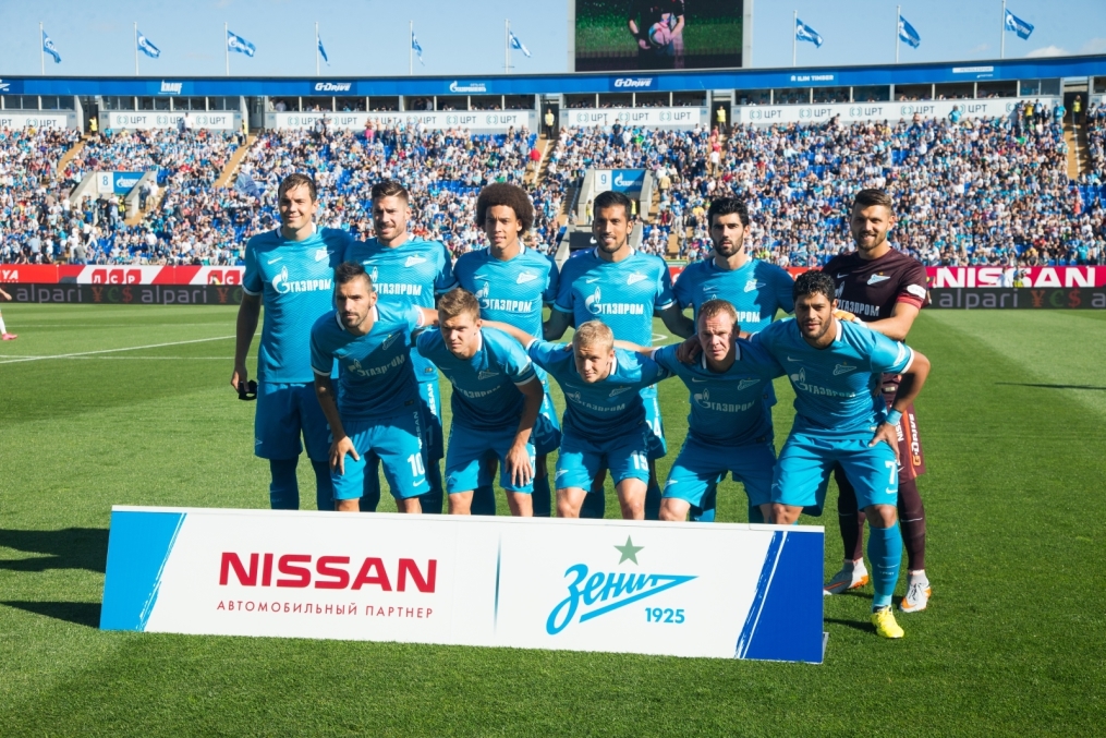 Предматчевое фотографирование команды на фоне рекламного баннера Nissan