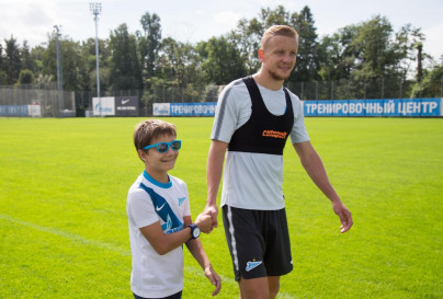 «Клуб добрых дел»: Максим Алферов посетил тренировку «Зенита»