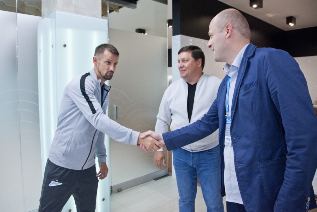 Победители конкурса «Газпром»-Спортпрогноз посетили тренировку команды и встретились с главным тренером ФК «Зенит» Сергеем Семаком