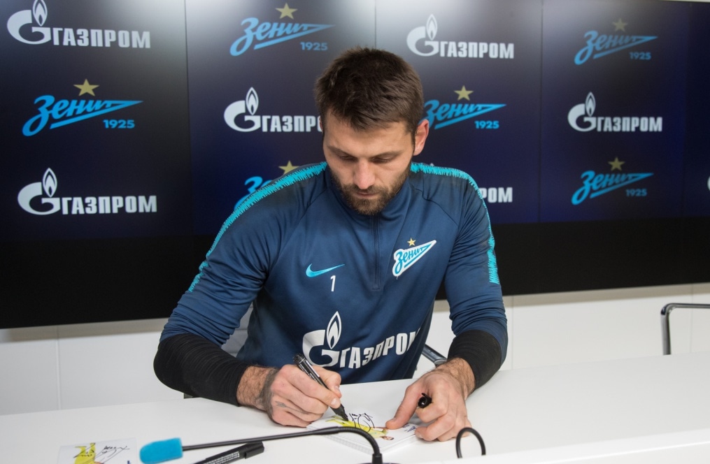 Победители конкурса «Газпром»-Спортпрогноз посетили тренировку команды и встретились с Юрием Лодыгиным, вратарём «Зенита»