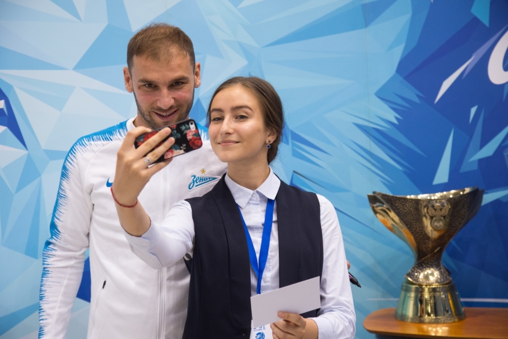 Автограф-сессия Бранислава Ивановича на Петербургском Международном Газовом форуме