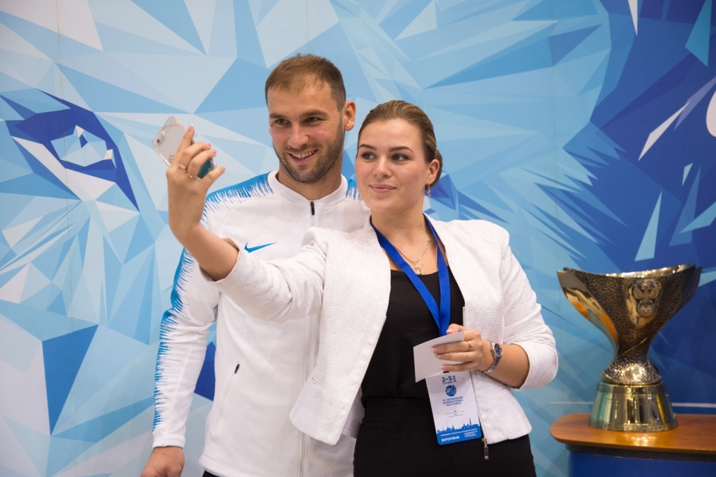 Автограф-сессия Бранислава Ивановича на Петербургском Международном Газовом форуме