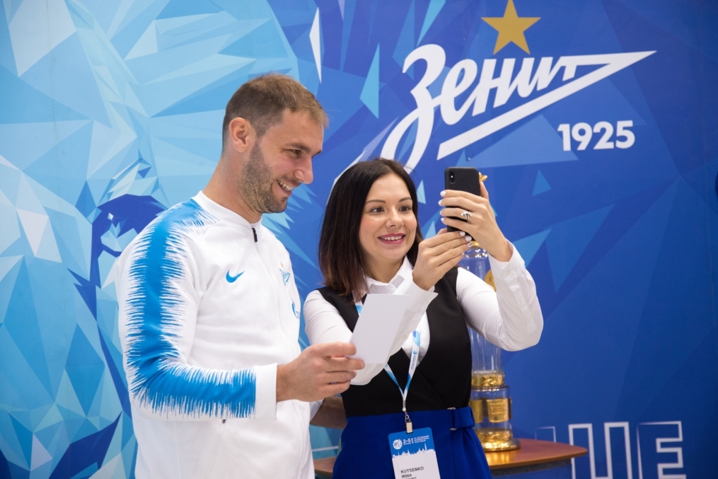 Автограф-сессия Бранислава Ивановича на Петербургском Международном Газовом форуме
