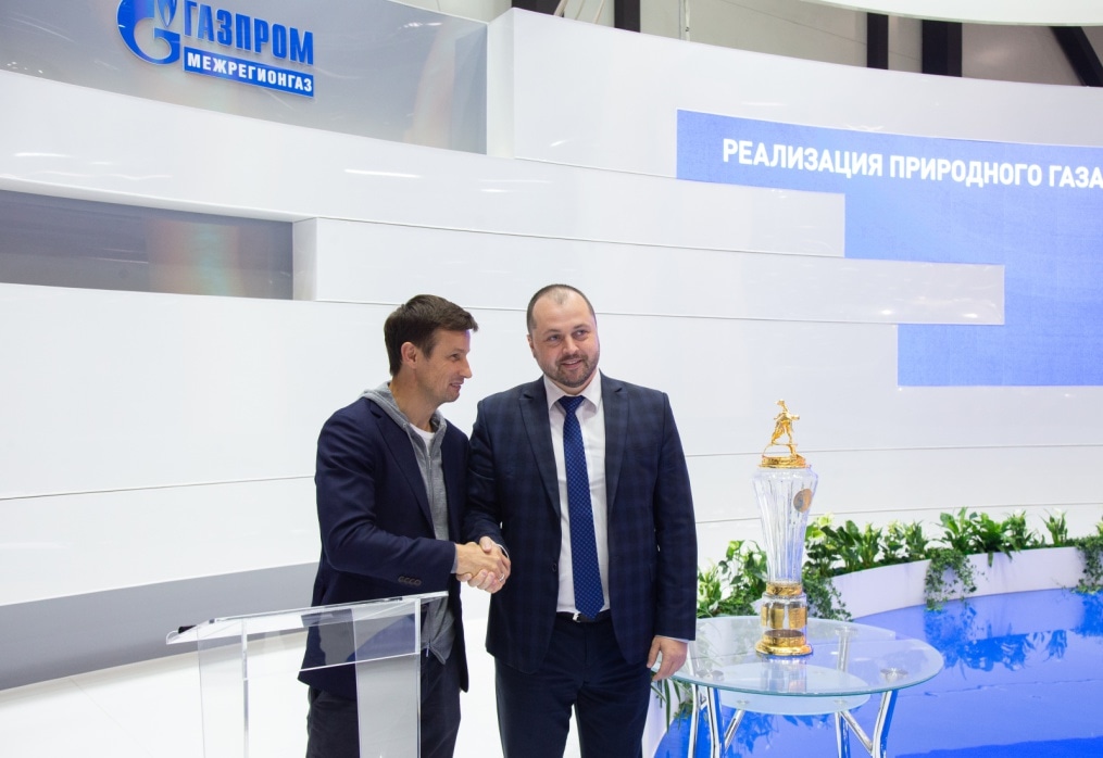 Автограф-сессия Сергея Семака на Петербургском международном газовом форуме