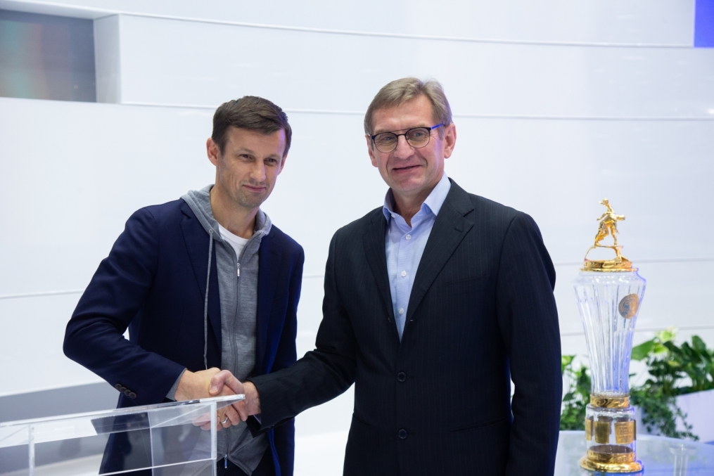 Автограф-сессия Сергея Семака на Петербургском международном газовом форуме