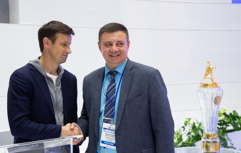 Автограф-сессия Сергея Семака на Петербургском международном газовом форуме