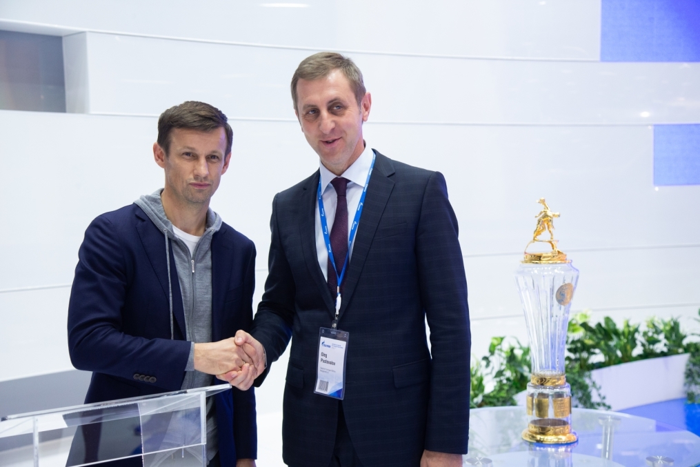 Автограф-сессия Сергея Семака на Петербургском международном газовом форуме