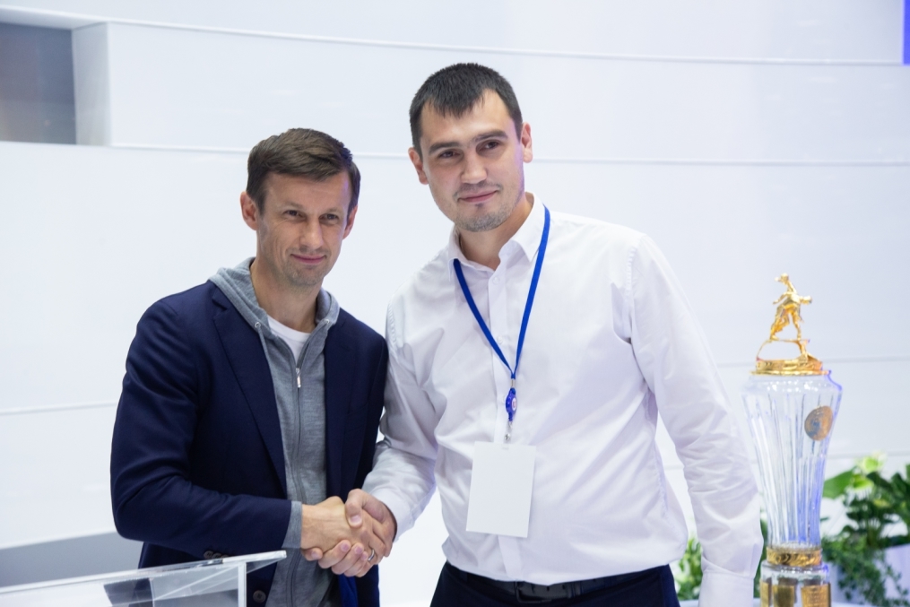 Автограф-сессия Сергея Семака на Петербургском международном газовом форуме