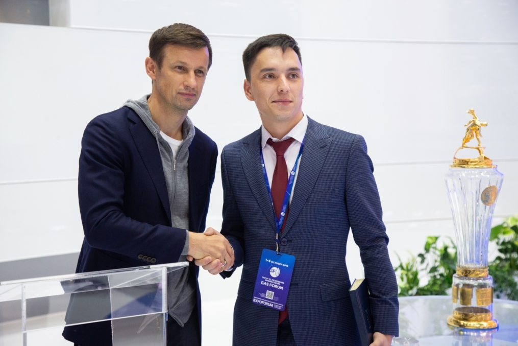 Автограф-сессия Сергея Семака на Петербургском международном газовом форуме
