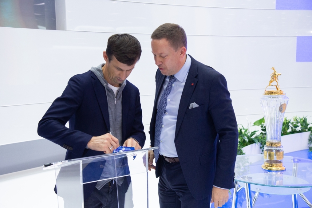Автограф-сессия Сергея Семака на Петербургском международном газовом форуме