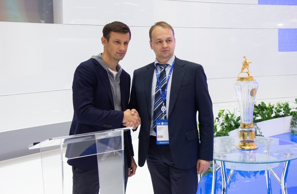 Автограф-сессия Сергея Семака на Петербургском международном газовом форуме