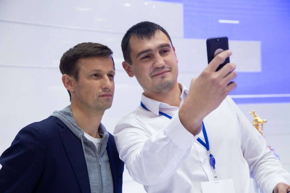 Автограф-сессия Сергея Семака на Петербургском международном газовом форуме