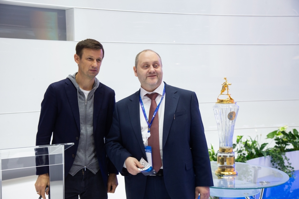 Автограф-сессия Сергея Семака на Петербургском международном газовом форуме