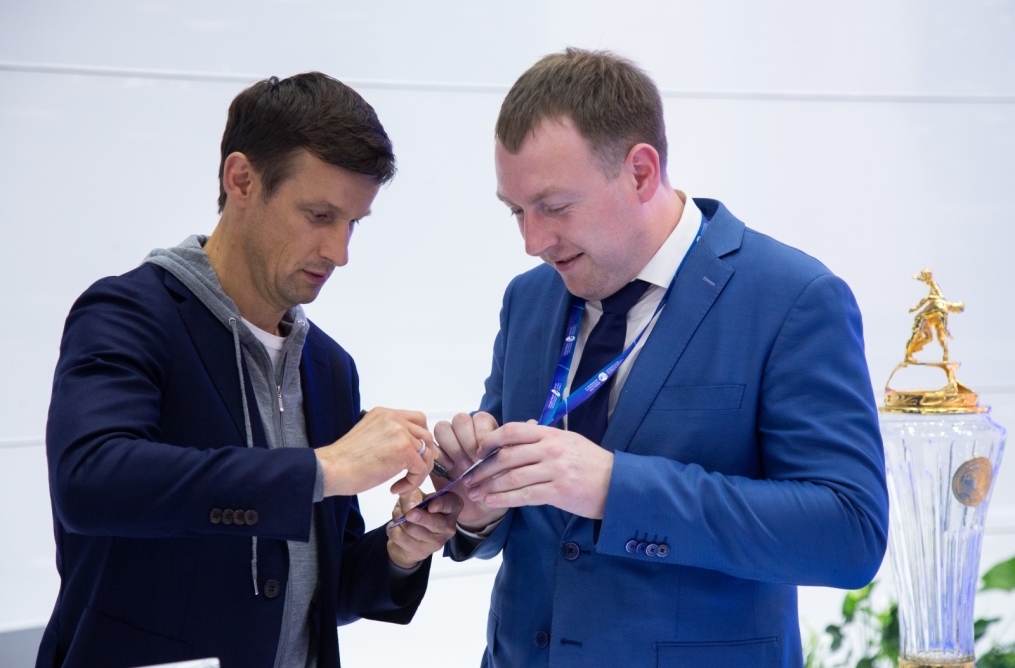 Автограф-сессия Сергея Семака на Петербургском международном газовом форуме
