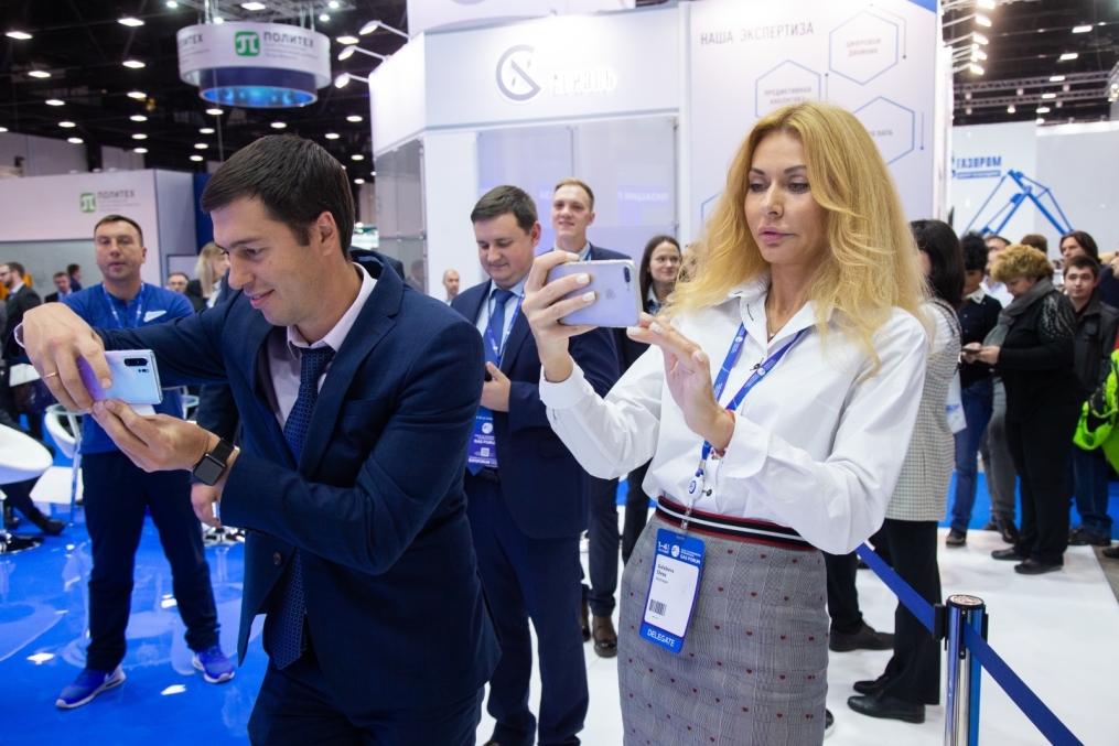Автограф-сессия Сергея Семака на Петербургском международном газовом форуме