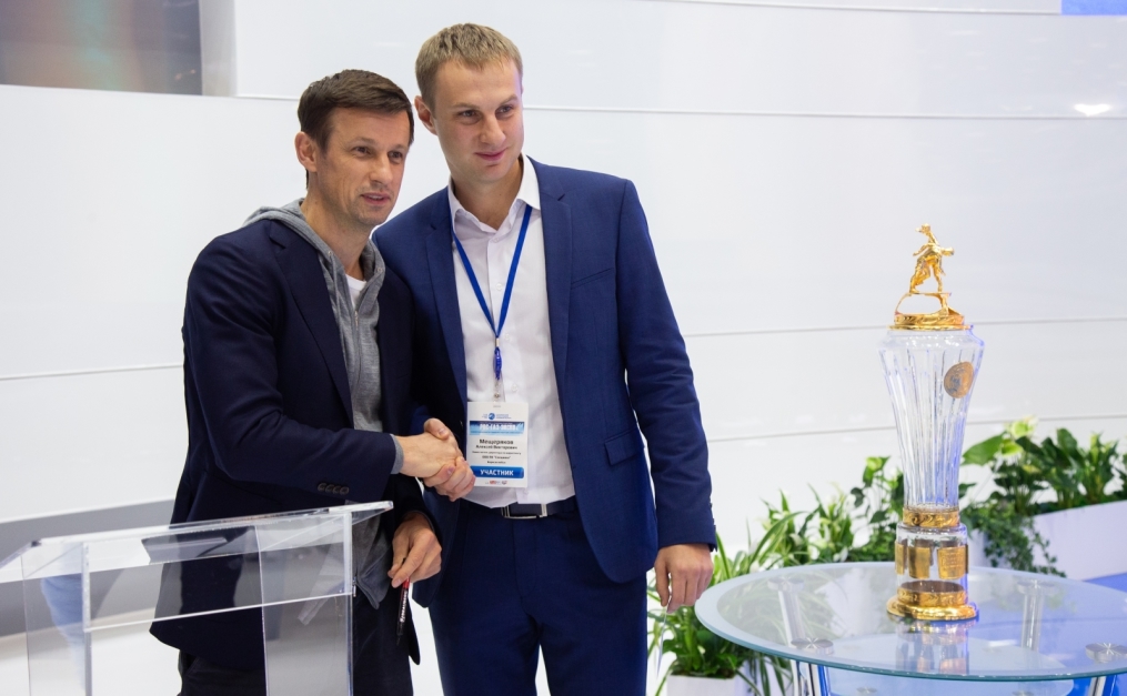 Автограф-сессия Сергея Семака на Петербургском международном газовом форуме